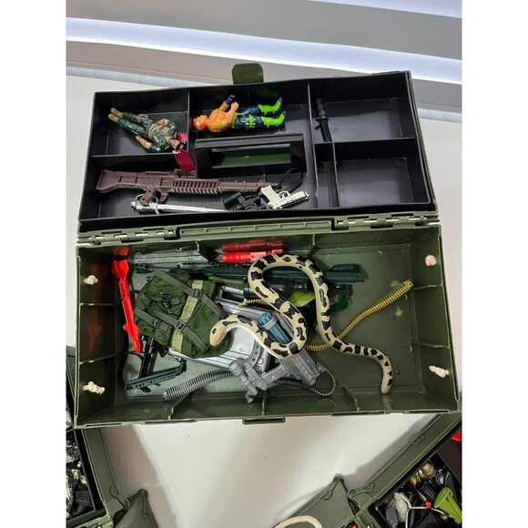 3- Vintage G.I. Joe Footlocker with Insert Tray & GI Joe accessories and clothin - Picture 3 of 9